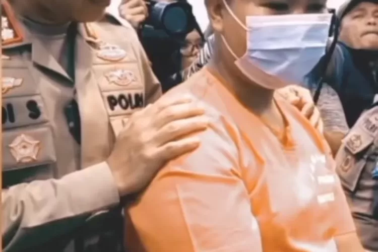 Pedagang baju bekas ancam pembeli dengan sajam. Padahal,pembeli sudah bayar namun barang tak kunjung dikirim. (tangkapan layar instagram @jayalah.negriku)