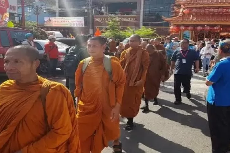 Puluhan Biksu Thailand berjalan kaki menuju Candi Brobudur (MPI/Danandaya Arya Putra)