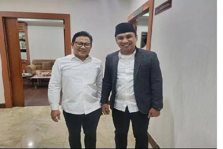 Wakil Ketua DPW PKB Sumbar Firdaus (kanan) berfoto dengan Ketua Umum PKB Muhaimin Iskandar (kiri). Firdaus mengatakan pihaknya mengajak sejumlah tokoh( doc. Okezone (Okezone)