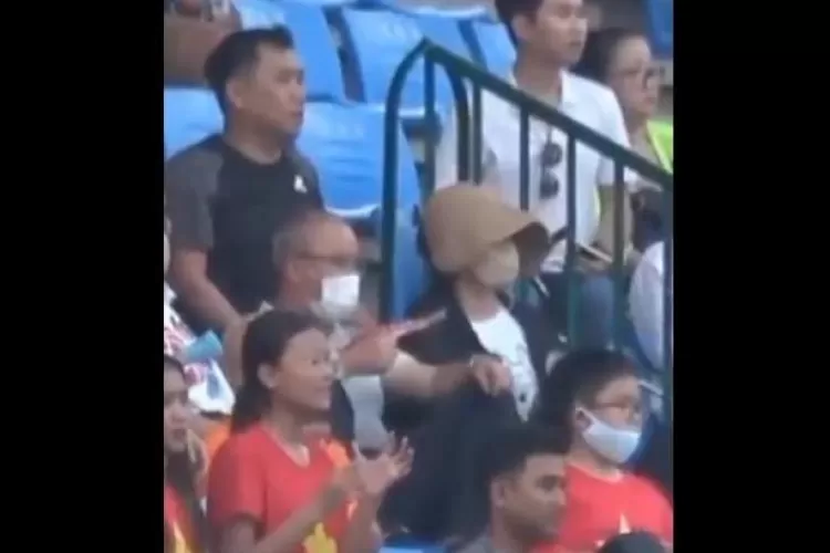 Gestur Park Hang-seo saat menonton laga Timnas Indonesia U-22 vs Vietnam menjadi sorotan  (Twitter @/theaseanball)