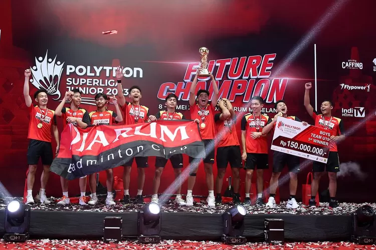 Tim U-19 Putra PB Djarum meraih Piala Liem Swie King pada Polytron Superliga Junior 2023 di GOR Djarum Magelang, Minggu 14 Mei 2023.. (dok )