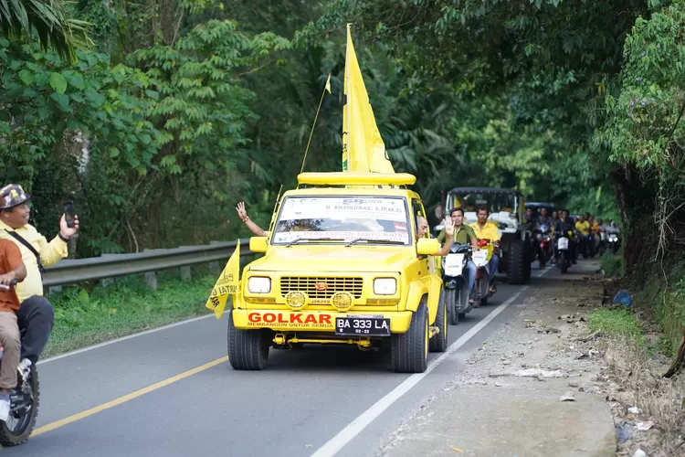 Ratusan iring-iring kendaraan motor dan mobil mendatangi kantor KPU Solok Selatan di Sungai Lambai.