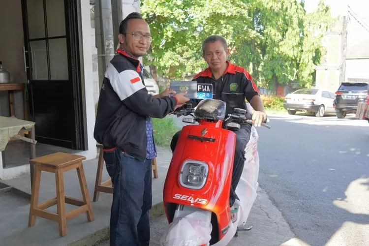 Nureman, seorang warga Kecamatan Tambun Selatan, Kabupaten Bekasi, membeli kendaraan bermotor bermerk Selis dengan model Selis E-Max milik PT Gaya Abadi Sempurna Tbk dengan subsidi pemerintah Rp7 juta.  (Dok SLIS)