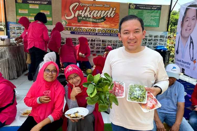  Dr. dr Raendi Rayendra, melaksanakan panen di kebun binaan.