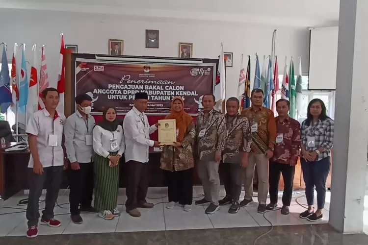 DPD Partai Perindo Kabupaten Kendal menyerahkan berkas pendaftaran Bacaleg ke KPU Kendal minggu 14 Mei 2023.  (Edi Prayitno / kontributor Kendal)