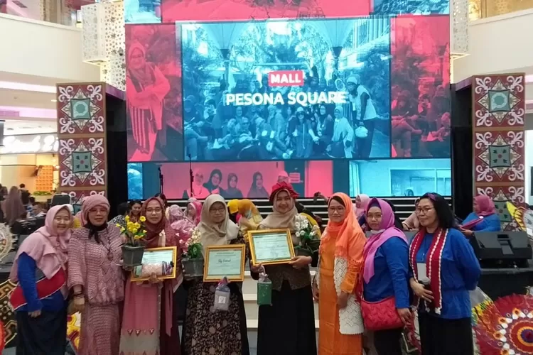 ACARA : Pemberian penghargaan bagi Dewan juri pada acara Kopdarwil ARI korwil Jabodetabek di Mal Pesona Square, Kelurahan Bakti Jaya, Kecamatan Sukmajaya.