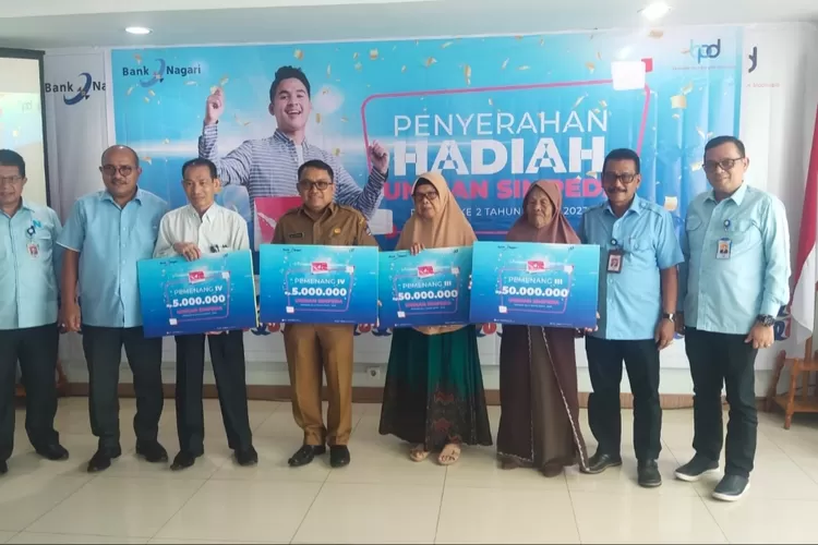 Direktur Utama Bank Nagari Muhamad Irsyad (kedua dari kanan), berfoto bersama jajaran direksi lainnya dan beberapa nasabah Bank Nagari yang meraih hadiah undian Simpeda Nasional, Senin (15/5). IST