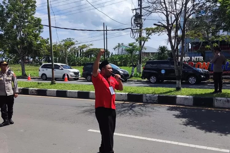 Liasion Officer PDI perjuangan Kota Mataram Imam Budi Gunawan saat melakukan orasi di depan KPU Kota Mataram.  (Suara Karya/Ist)