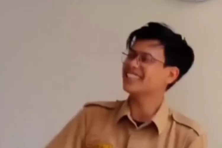 Husein sang guru muda ungkap keadaan guru saat bertemu Ridwan Kamil dan bupati Pangandaran (Instagram.com/husein_ar)