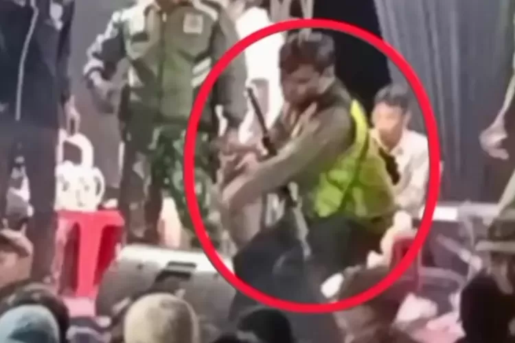 Viral angggota polisi  melerai keributan dalam acara pentas Dangdut, namun naas senjata laras panjang yang dibawanya meletus  (istimewa )
