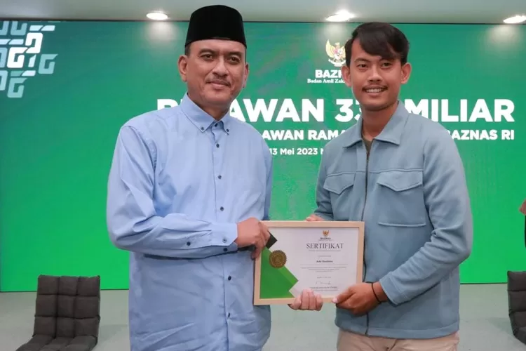 Pimpinan Bidang SDM, Keuangan dan Hukum Baznas RI Nur Chamdani  menyerahkan  penghargaan kepada relawan Ramada  1444 H, Senin (15/5/2023).