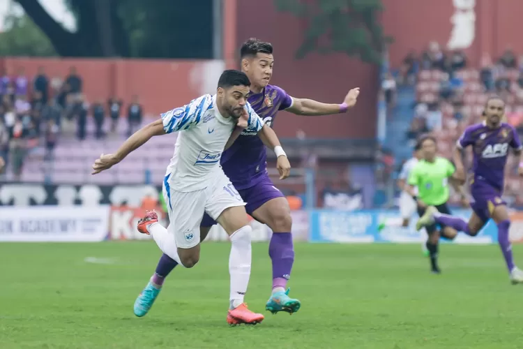 Mochamad Sabillah (kanan) saat masih bersama Persik Kediri. Musim depan dia akan bersama PSIS Semarang.  (PSIS)