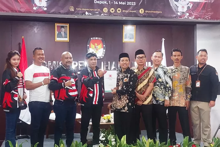 DAFTAR : Ketua Pimpinan Cabang PKN Kota Depok, Supari Syahri saat menyerahkan berkas Bacaleg kepada Ketua KPU Kota Depok, Nana Shobarna, Minggu (14/5). (GERARD SOEHARLY/RADAR DEPOK)