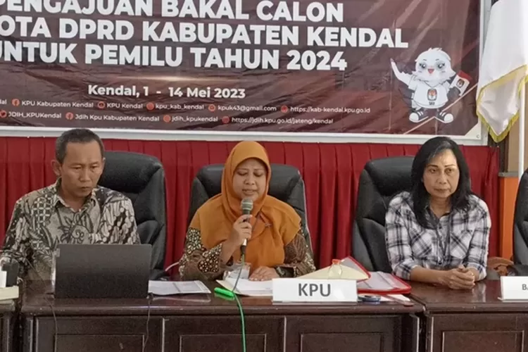 Hevy Indah Oktaria, Ketua KPU Kendal menerangkan jika Partai Kebangkitan Nusantara di Kendal tidak mengajukan Bacaleg.  (edi prayitno/kontributor Kendal)
