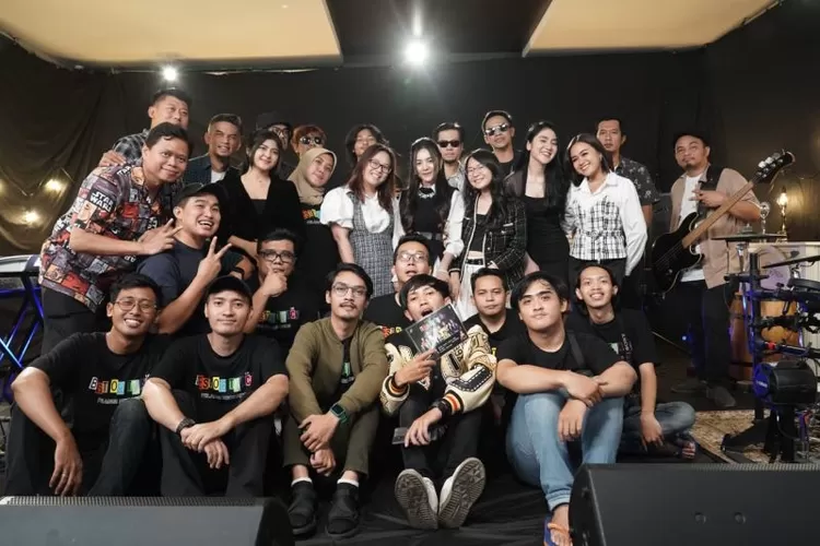 MATTA, Vagetoz, Caffeine, Nano, dan all artist Pelangi Records tampil di panggung "Best On Track".  (ANTARA/HO)