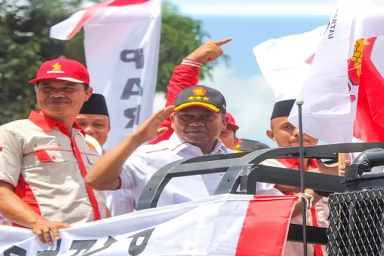 Ketua DPC Partai Gerindra Datang menggunakan kendaraan tempur ala Meliter  (Realitasonline.id/SS)