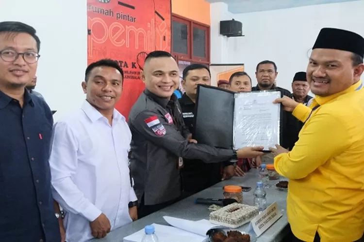 Mahyarudin Salim Batubara saat menyerahkan berkas bakal calon anggota legislatif ke KPUD Tanjungbalai (Realitasonline.id/FRP)
