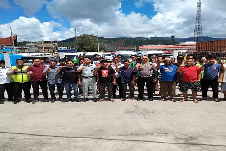 Kasatlantas Taput, Kadishub saat mengumpulkan supir angkot dan direksi menekankan taat aturan berlalulintas&nbsp;  (Realitasonline.id/Alpon Situmorang)