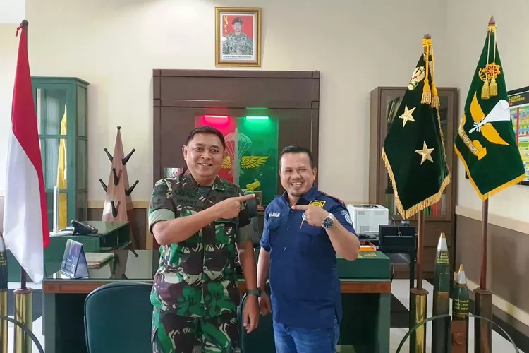 SINERGI : Ketua Pusat Bantuan Hukum (PBH) Peradi Depok, Rudi H Nasution foto bersama dengan Panglima Divisi Infanteri (Pangdivif) 1 Kostrad, Mayjen TNI Bobby Rinal Makmun di Divisi Infanteri 1Kostrad, Kecamatan Cilodong, Kota Depok. (ANDIKA EKA/RADAR DEPOK)