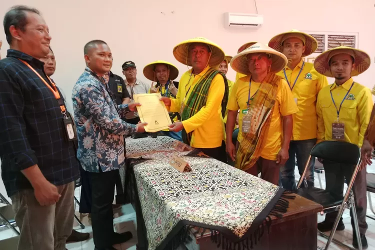 Perwakilan salah satu parpol saat mendaftarkan nama-nama bakal calon legislatif DPRD Kabupaten Batang di kantor KPU.  (Muslihin kontributor Batang)