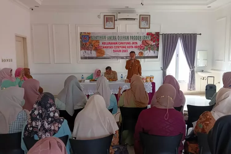 SAMBUTAN : Lurah Cipayung Jaya, Zayadi memberikan arahan kepada peserta sebelum pelatihan olahanan makanan lokal dimulai di Restoran Roemah Putih, Kecamatan Cipayung.