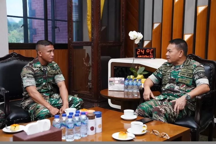 Kasad Jenderal (TNI) Dr Dudung Abdurachman, SH, MM memberikan penghargaan kepada  Babinsa Koramil 03 Lambuya Kodim 1417/Kendari  Sertu Dirhamsyah yang menjuarai Kejuaraan Dunia Kempo di Portugal. (tangkapan layar instagram @dudungabdurachman)