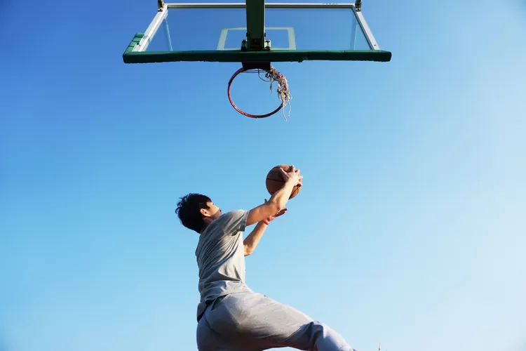 Pria sedang bermain basket (Pixabay via pexels.com)