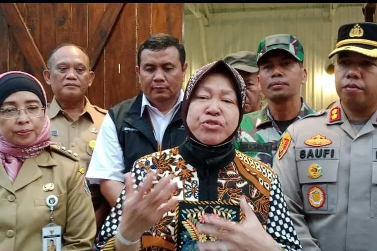 Menteri Sosial RI, Tri Rismaharini saat diwawancarai para awak media, usai memberikan motivasi dan bantuan kepada para korban pencabulan di Aula Gayeng Kampus Dracik, Kelurahan Proyonanggan Selatan, Kecamatan Batang, Jawa Tengah, Senin 15 Mei 2023. (Dok)