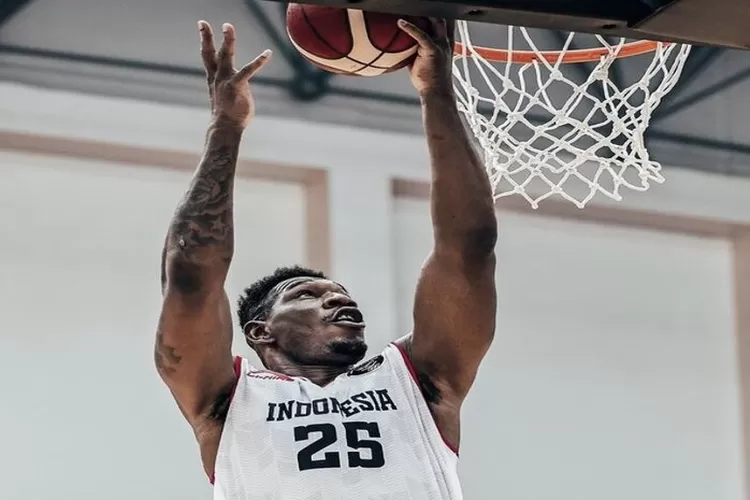 Pemain Naturalisasi Timnas Basket Indonesia, Lester Prosper, saat berlaga di partai semifinal Sea Games 2023 melawan Filipina. (Tangkap layar Instagram @official_timnasbasket)