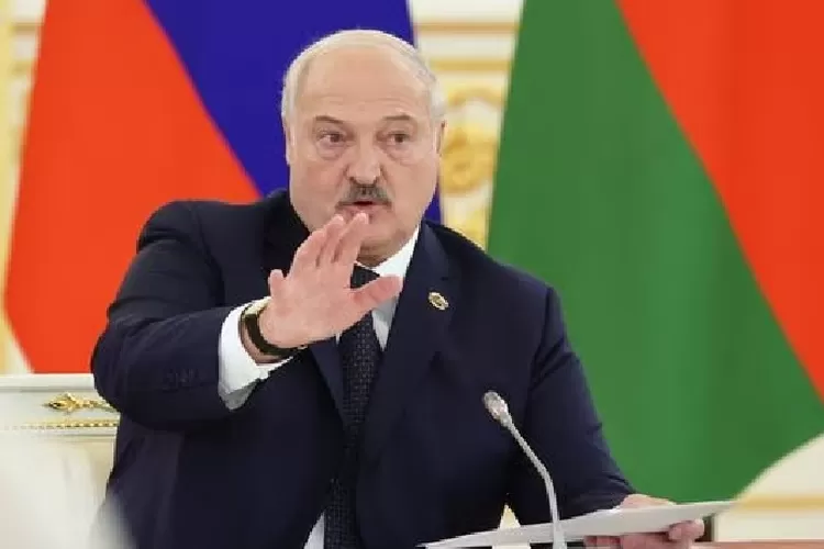 Presiden Belarusia Alexander Lukashenko mengatakan negaranya akan menerima senjata nuklir taktis dalam beberapa hari ke depan. (Sputnik/Mikhail Klimentyev/Kremlin via REUTERS)