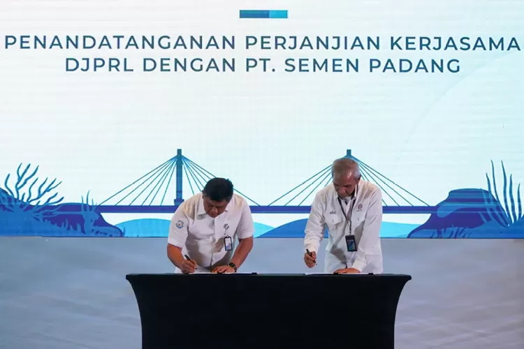 Direktur Utama PT Semen Padang Asri Mukhtar (kanan) dan Direktur Jenderal (Dirjen) PRL, Victor Gustaaf Manoppo (kiri) menandatangani Perjanjian Kerjasama Program Pengelolaan Sampah