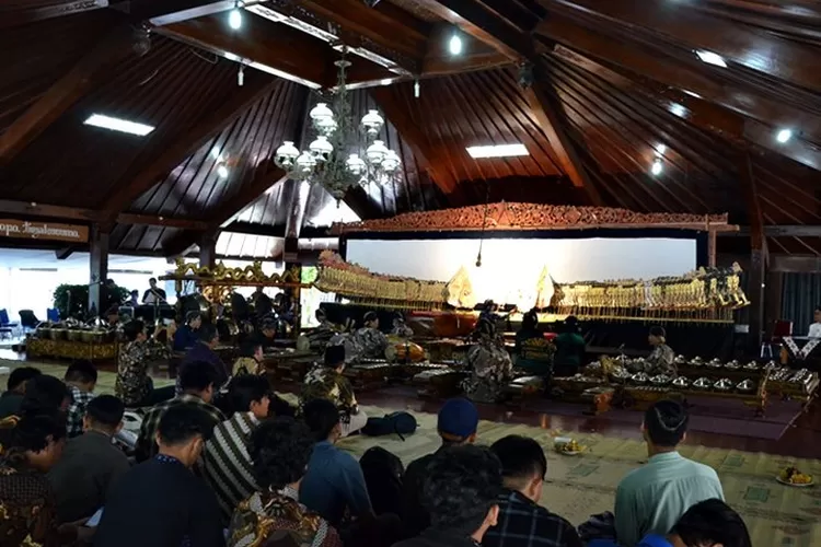 Festival Dalang Cilik 2023 yang digelar oleh Fakultas Bahasa Seni dan Budaya Universitas Negeri Yogyakarta (FBSB UNY) di Pendopo Tejokusumo kampus setempat, Senin (15/5/2022). ( Humas UNY)