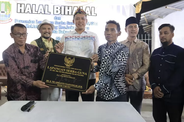 Halal bihalal bareng warga Teluk Pucung, Plt Wali Kota Bekasi Tri Adhianto resmikan lapangan serbaguna (Humas Pemkot Bekasi)