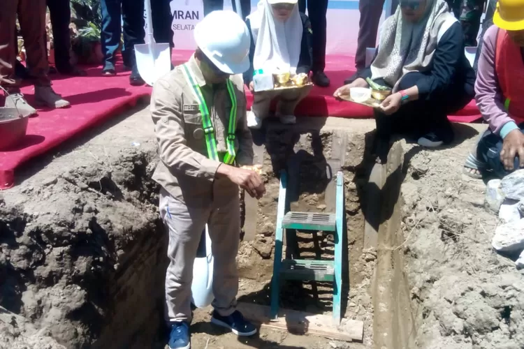 Bupati Aceh Selatan, bersama Porkofimda meletakkan batu pertama Rumah Sakit Pratama Aceh Selatan, Selasa (16/5/2023).  (Realitasonline.id/ ZUL)