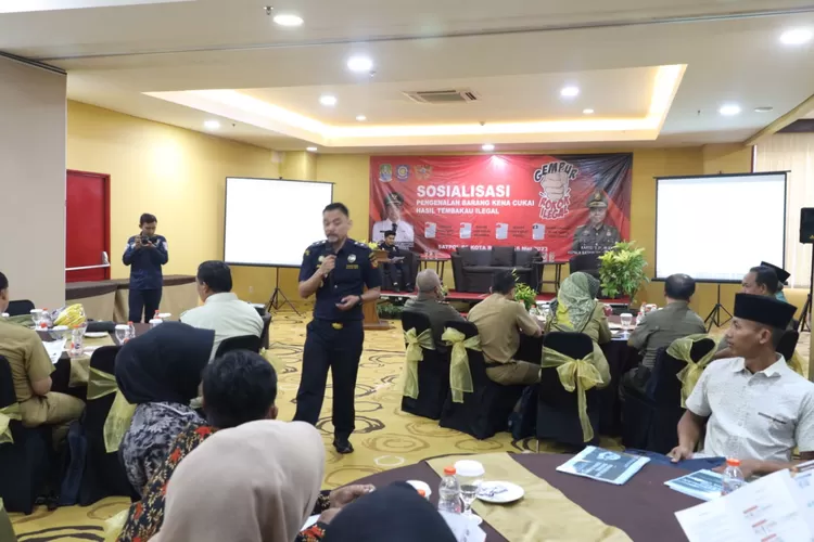 Satpol PP Kota Bekasi bersama Bea Cukai menyosialisasikan barang kena cukai tembakau. (Pemkot Bekasi)