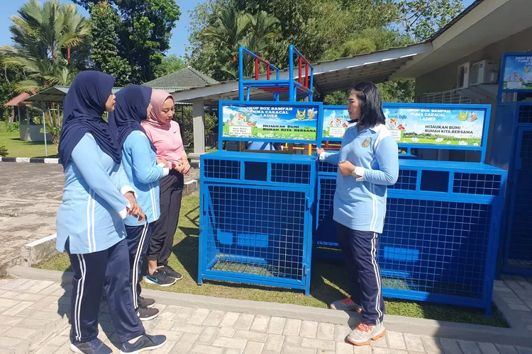 Serah terima drop box sampah dari Bank BJB kepada ATS 