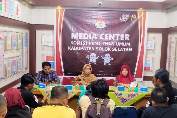 Ketua KPU Solok Selatan Nila Puspita: 350 Orang Bacaleg dari 15 Parpol Telah Selesai Ajukan Pendaftaran untuk Pemilu 2024 (Harian Haluan )