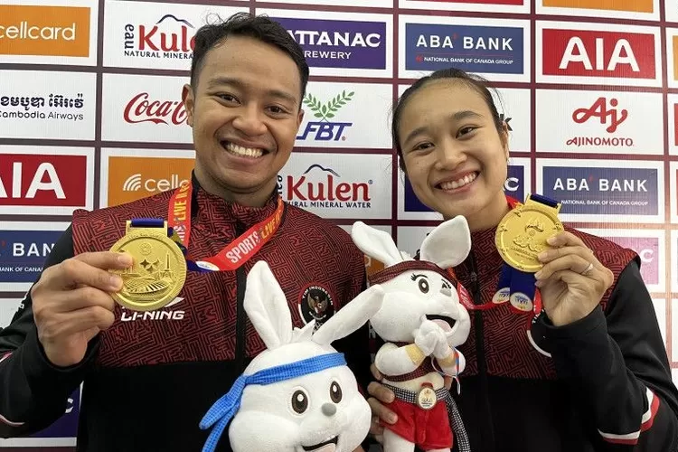 Pasangan ganda campuran Indonesia Rehan Naufal Kusharjanto/Lisa Ayu Kusumawati berpose dengan medali emas pertama mereka di SEA Games 2023 Kamboja, Selasa (16/5/2023).  (ANTARA/Arnidhya Nur Zhafira)