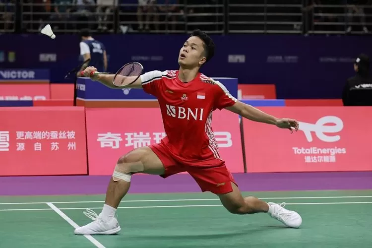Tunggal putra Anthony Sinisuka Ginting menggandakan keunggulan timnas bulu tangkis Indonesia menjadi 2-0 atas Kanada, setelah mengalahkan Brian Yang dengan dua gim langsung 21-17, 21-16 di babak penyisihan Grup B Piala Sudirman 2023 di Suzhou, China, Senin.  (ANTARA/HO-PP PBSI)
