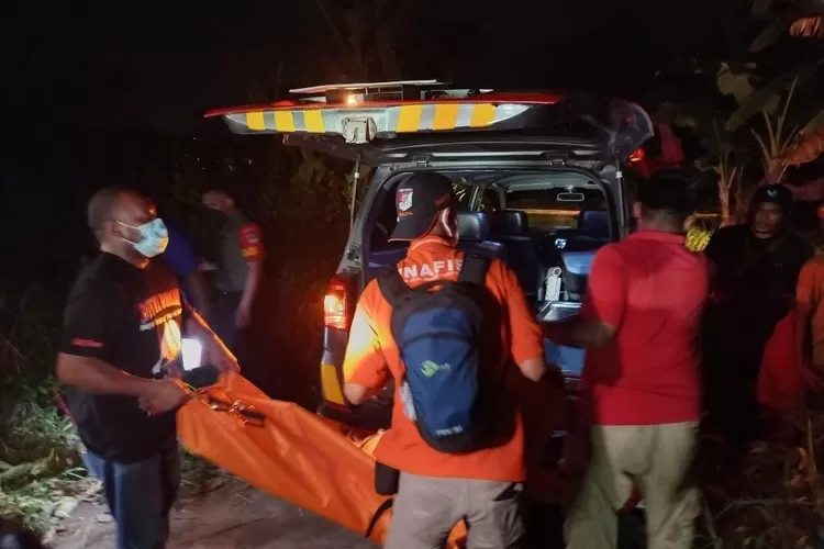 Tim Inafis Polres Metro Depok tengah mengevakuasi mayat perempuan tanpa busana ke dalam mobil ambulans di Jalan Akses Podomoro, RT2/13, Tapos, pada Kamis (11/5). (ISTIMEWA)