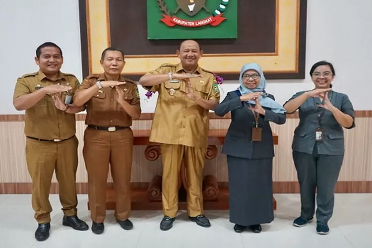 Plt Bupati Langkat H Syah Afandin bersama Ketua BPS Langkat (Realitasonline.id/AA)