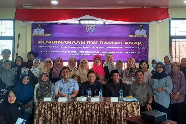 RAMAI : Foto bersama usai lakukan pembinaan&nbsp; RW ramah anak di aula Kelurahan PGS, Kecamatan Cimanggis, Selasa (16/5). (ANDIKA EKA/RADAR DEPOK)