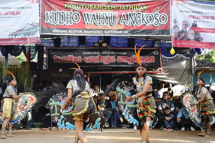 Relawan Milenial Ganjar menggelar pentas Jathilan di di Desa Kanigoro, Kecamatan Satposari, Gunungkidul, Selasa (16/5/2023). (Istimewa)