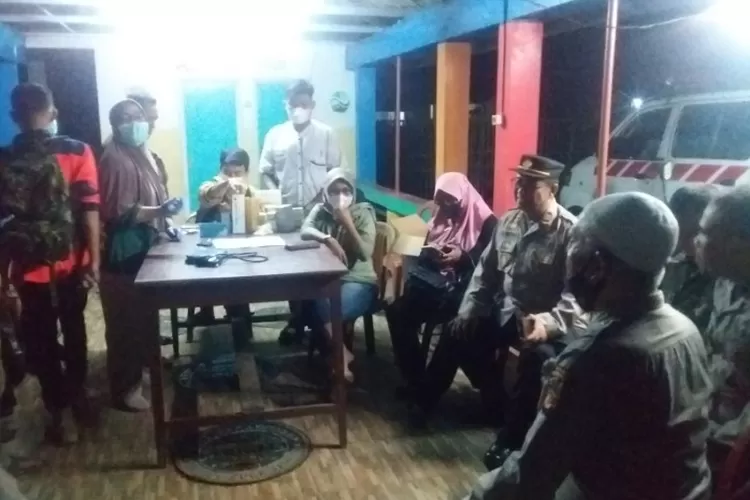 keracunan masal Polisi Purwakarta melakukan olah TKP keracunan Massal (Dok. Humas Polres Purwakarta)