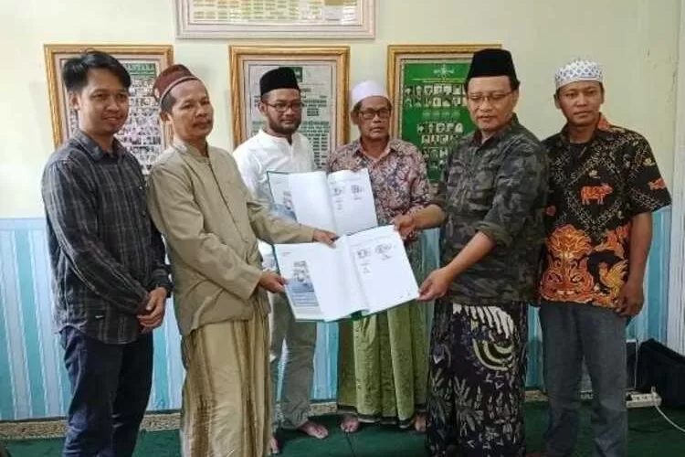 Pembuat Nahnu, Mustar Sidiq dan Ketua PCNU Kota Pekalongan, Muhtarom, menunjukkan nota kerjasama aplikasi Nahnu.  (Muslihun kontributor Batang)