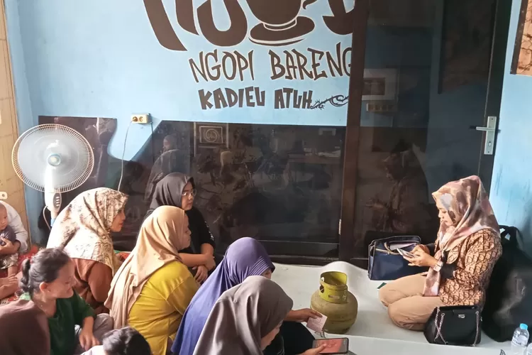 BERBAGI : Warga yang berkumpul saat pembagian selang gas di Kampung Kebon Kopi, RT1/8, Kelurahan Pengasinan, Kecamatan Sawangan.