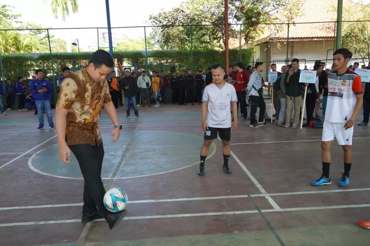 Bupati Dico memainkan bola saat membuka Tripartit Futsal Cup Kabupaten Kendal dalam rangka Mayday 2023, Selasa 16 Mei 2023.  (Edi Prayitno / kontributor Kendal)