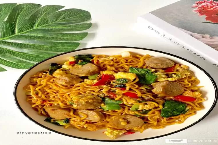 Resep Mie Tek Tek Abang Abang untuk menu makan malam bersama keluarga (@dinyprastica/Lemon 8)