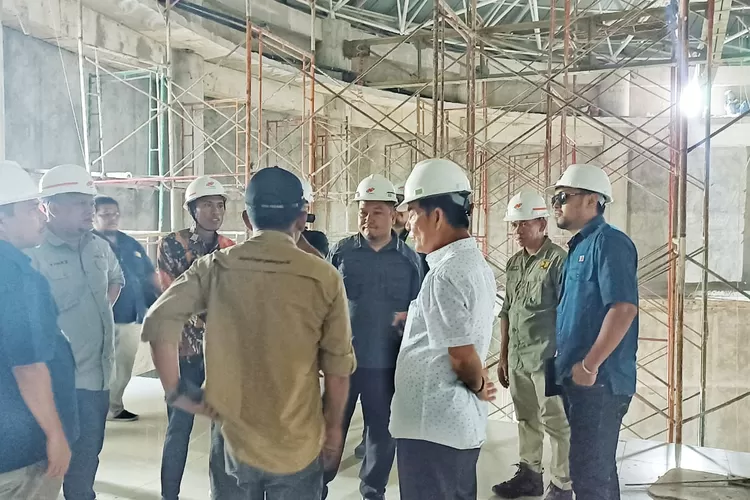 Komisi III DPRD Kota Padang melakukan tinjauan ke Gedung Baru DPRD, Selasa (16/5).