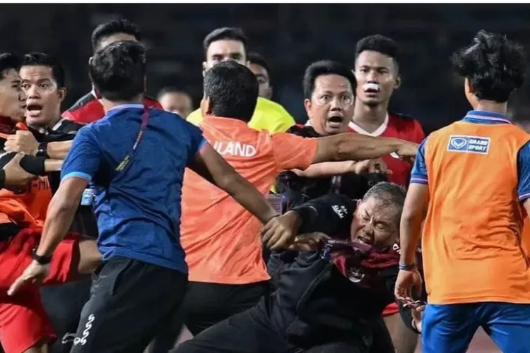 Foto saat kejadian tim Thailand dan tim Indonesia terlibat keributan di final SEA Games 2023 (Sumber: Instagram)